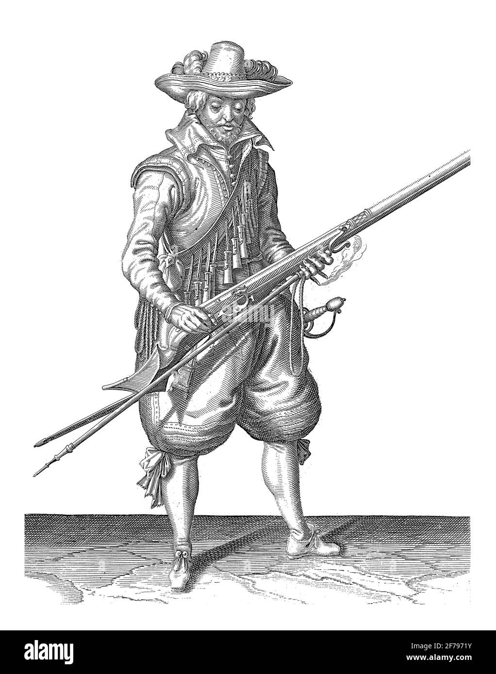 Ein Soldat, in voller Länge, rechts, schüttelt mit beiden Händen eine Muskete (eine bestimmte Art von Schusswaffe), um jegliches Pulver zu entfernen, das außerhalb des pa gefallen ist Stockfoto