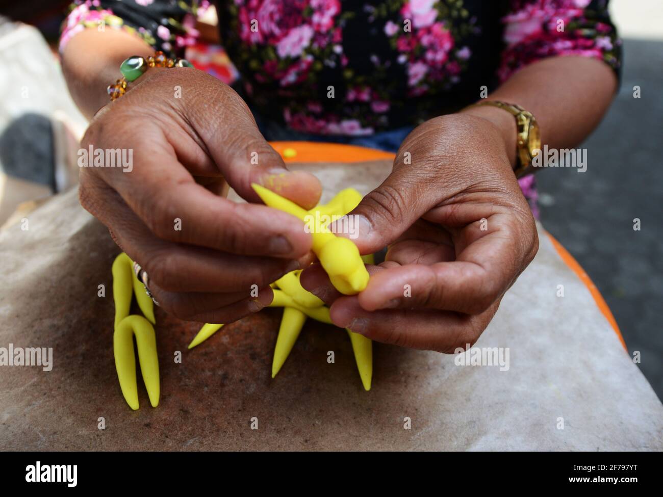 Balinesin bereitet eine handgemachte Opfergabe namens Jajan Suci oder Palegembai in einem Hindu-Tempel in Bali, Indonesien, vor. Stockfoto