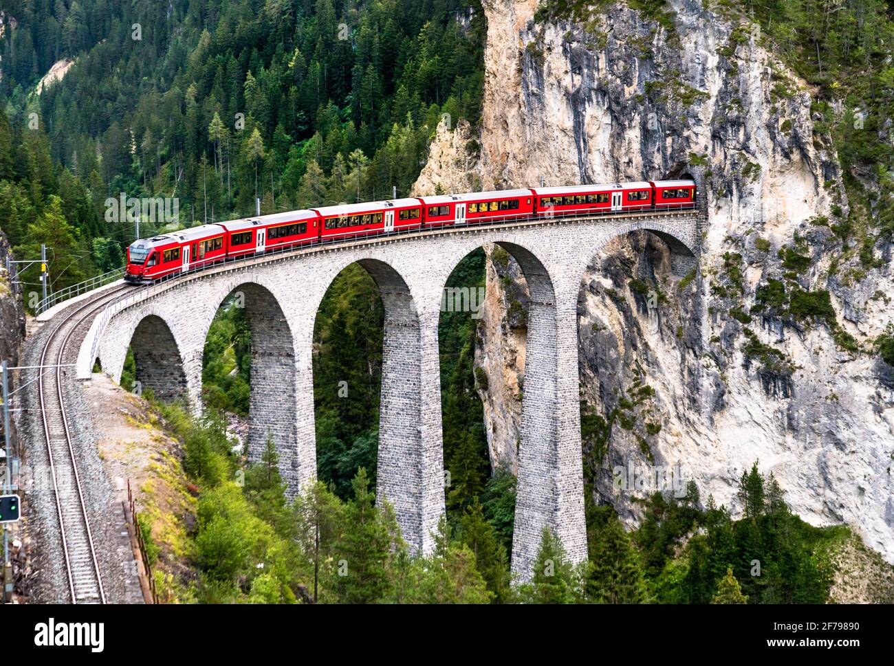 Personenzug über das Landwasserviadukt in der Schweiz Stockfoto