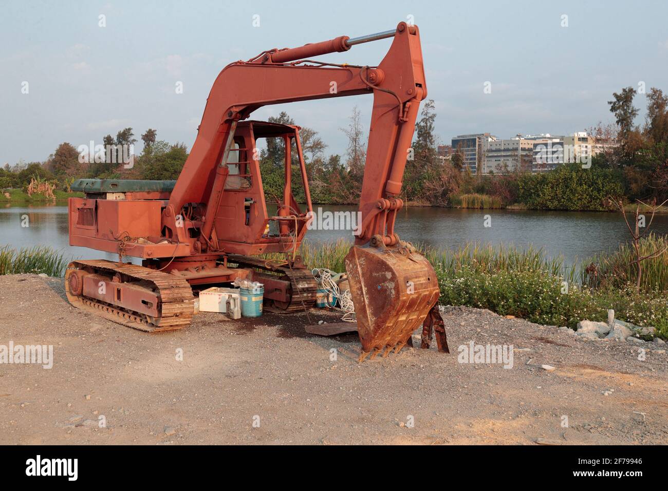 Kobelco Mini-Hydraulikbagger, geparkt in der Nähe von Fischteichen, New Territories, Hong Kong, China 1st April 2021 Stockfoto
