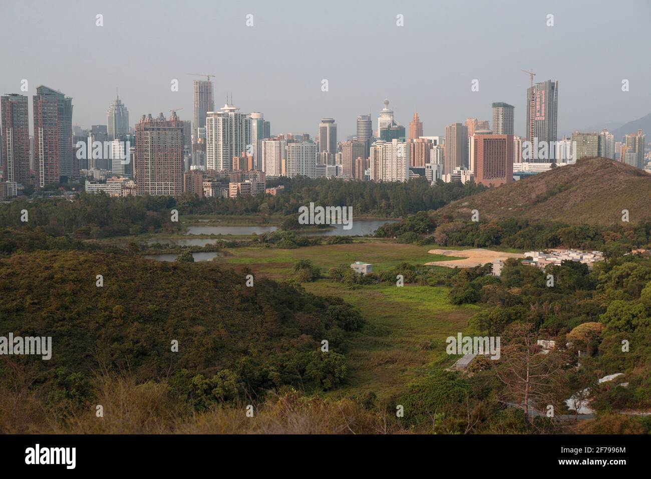 Luohu-Gebiet der Stadt Shenzhen, Blick über grüne Felder in der Nähe von Liu Pok, New Territories, Hong Kong, China 25th. März 2021 Stockfoto