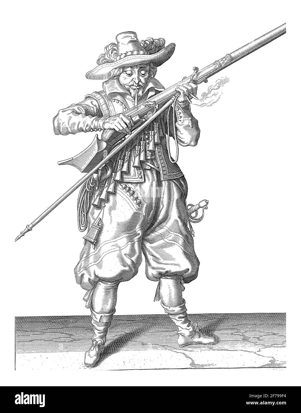 Ein Soldat in voller Länge hält mit beiden Händen eine Muskete (eine bestimmte Art von Schusswaffe) in seinem Mund und bläst sie darüber, um jedes Pulver zu erhalten, das angeschlagen ist Stockfoto