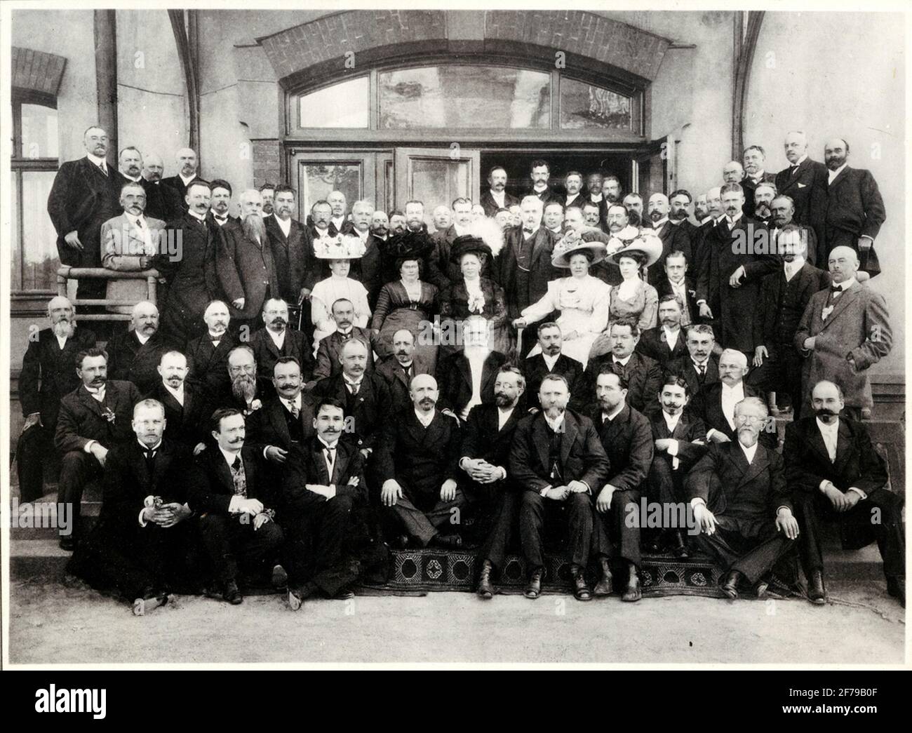 Der 50. Geburtstag von Dr. Imanuel Nobel. Das Bild ist in zwei großen Fotoalben des Regisseurs Karl Wilhelm Hagelin enthalten, der lange Zeit in den Öleinrichtungen von Nobel in Baku arbeitete. Stockfoto