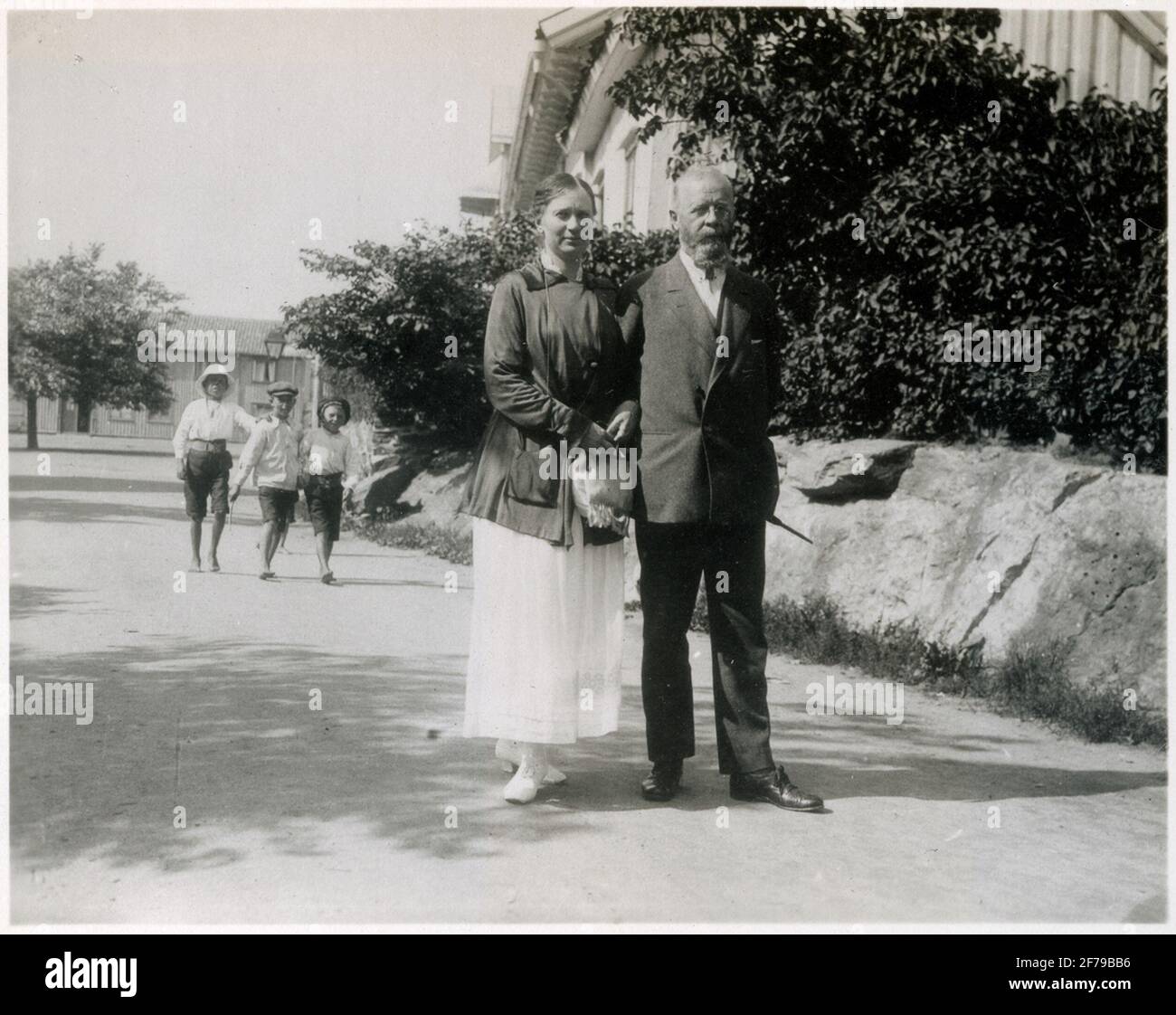 Auf der Wanderung in Marstrand 1917. Das Bild ist Teil zweier großer Fotoalben des Regisseurs Karl Wilhelm Hagelin, der lange Zeit in den Öleinrichtungen von Nobel in Baku arbeitete. Stockfoto