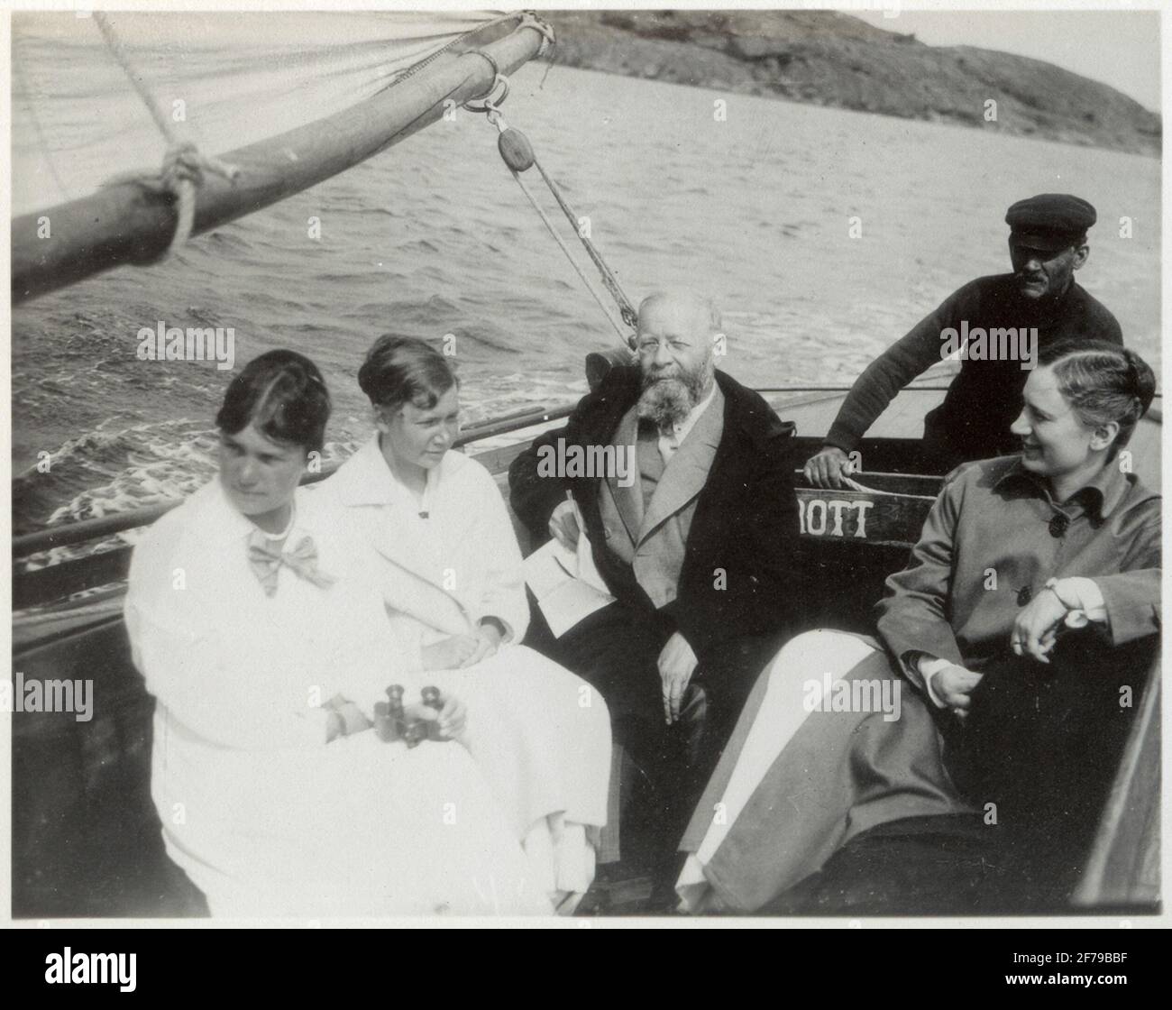 Bootsfahrt mit den Mädchen Almqvist, Marstrand 1917. Das Bild ist Teil zweier großer Fotoalben des Regisseurs Karl Wilhelm Hagelin, der lange in den Öleinrichtungen von Nobel in Baku gearbeitet hat. Stockfoto