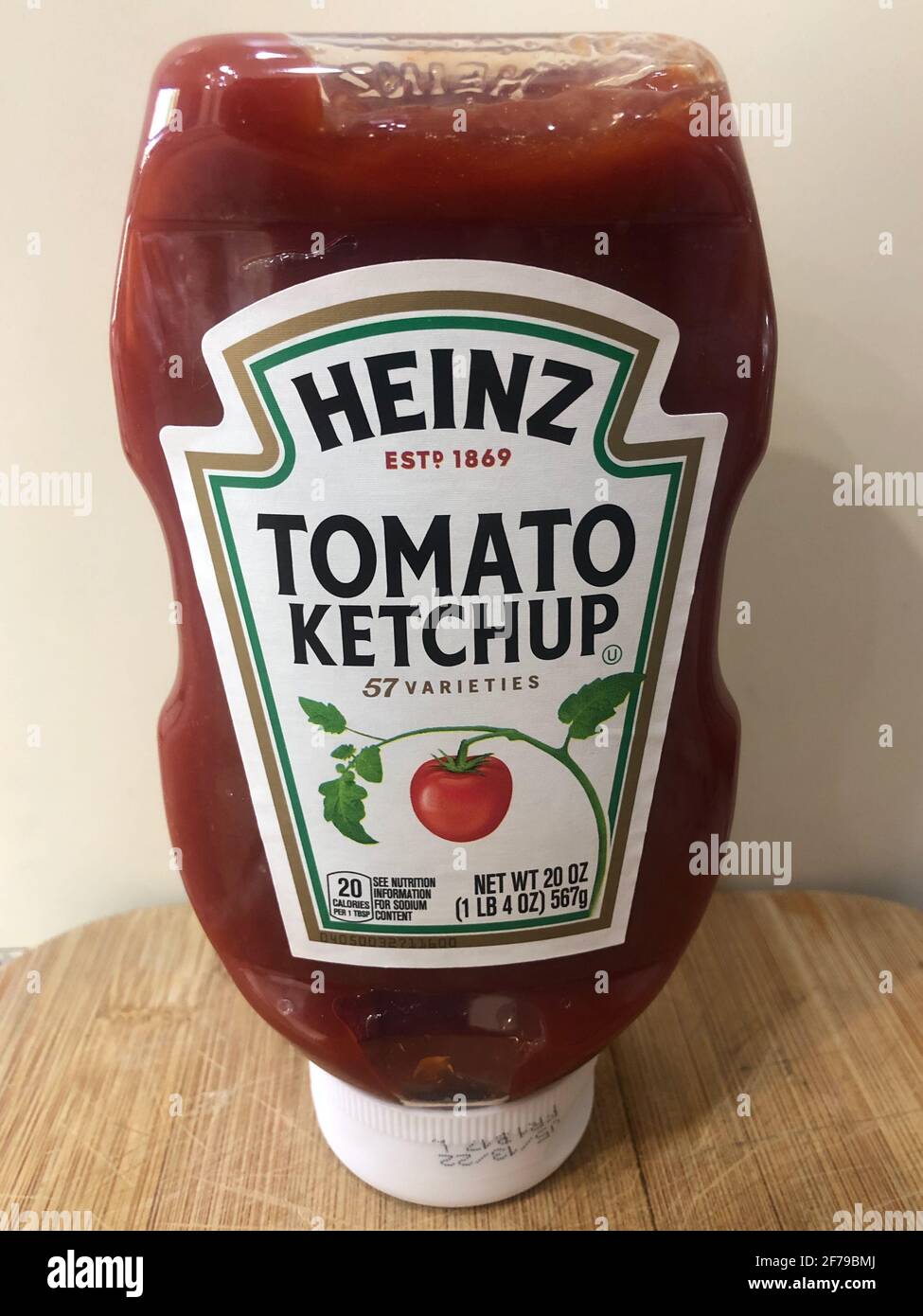 Boca Raton, Usa. April 2021. Am 5. April 2021 wird in Boca Raton, Florida, eine Flasche Heinz Tomato Ketchup ausgestellt. Laut Nachrichtenberichten stehen amerikanische Restaurants vor einem Mangel an Ketchup-Paketen, da die Pandemie Covid-19 die Nachfrage nach Essen zum Mitnehmen und individuellen Ketchup-Portionen drastisch erhöht hat. (Foto von Samuel Rigelhaupt/Sipa USA) Quelle: SIPA USA/Alamy Live News Stockfoto