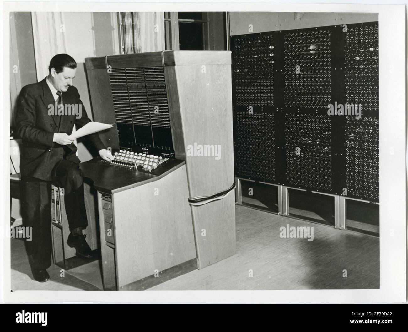 Bildunterschrift: Der Techniker Dr. Conny Palm vor ihm baute die Mathematikmaschine wenige Monate vor seinem Tod im Dezember 1951 Rinde. Conny Palm konstruierte den binären arithmetischen Relay Calculator (Bark). Es wurde in der Richtung des Mathematics Mask Committee gebaut und wurde in den Jahren 1950-1952 verwendet. Da es jedoch mit Relais arbeitete, war es zu langsam und wurde 1953 durch einen binären elektronischen Sequenzrechner (Bitter) ersetzt. (Von der schwedischen Telekom-Vorstand in den Jahren 1946-1965, wir Band) Stockfoto