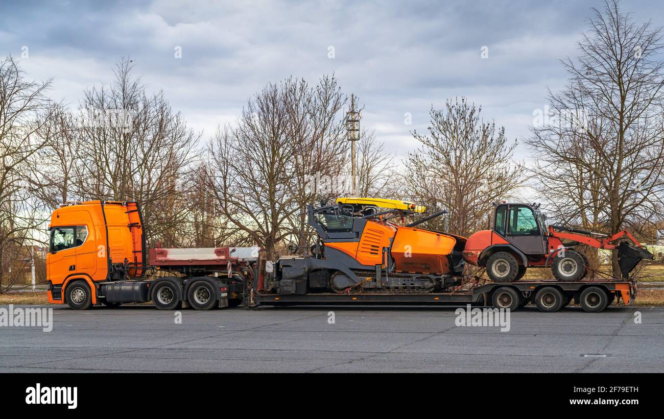Ein Schwerlasttransport mit Baumaschinen als Ladung Stockfoto