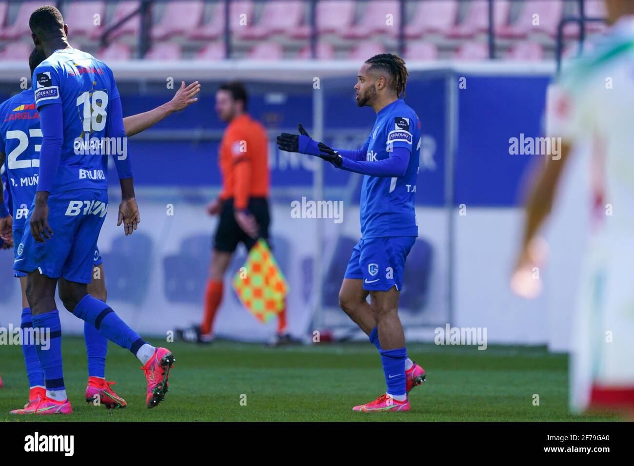 LEUVEN, BELGIEN - 5. APRIL: Team von KRC Genk feiert das Ziel von Theo Bongonda von KRC Genk (1-2) während des Jupiler Pro League-Spiels zwischen Oud-He Stockfoto