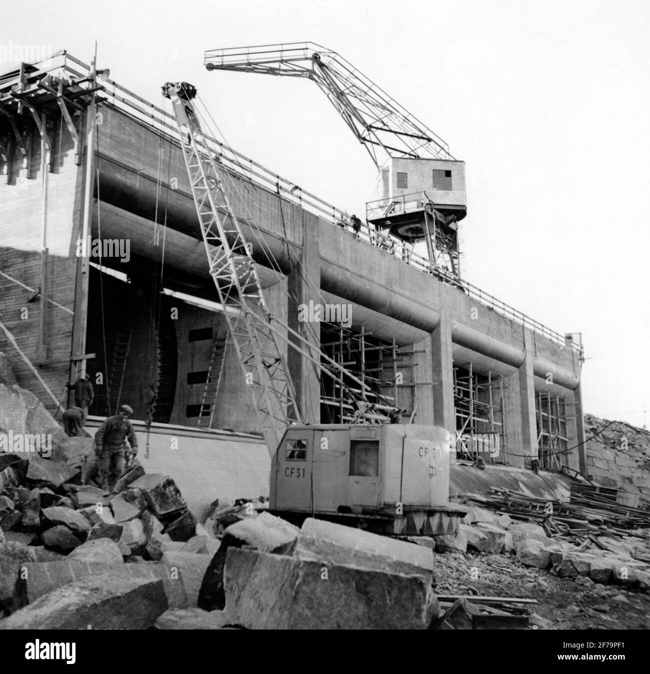 Das Kraftwerk der Egge. Das Ansauggebäude ist bald fertig gestellt. Was auf dem Bild vor sich geht, sind „Steinschalen“. Stockfoto