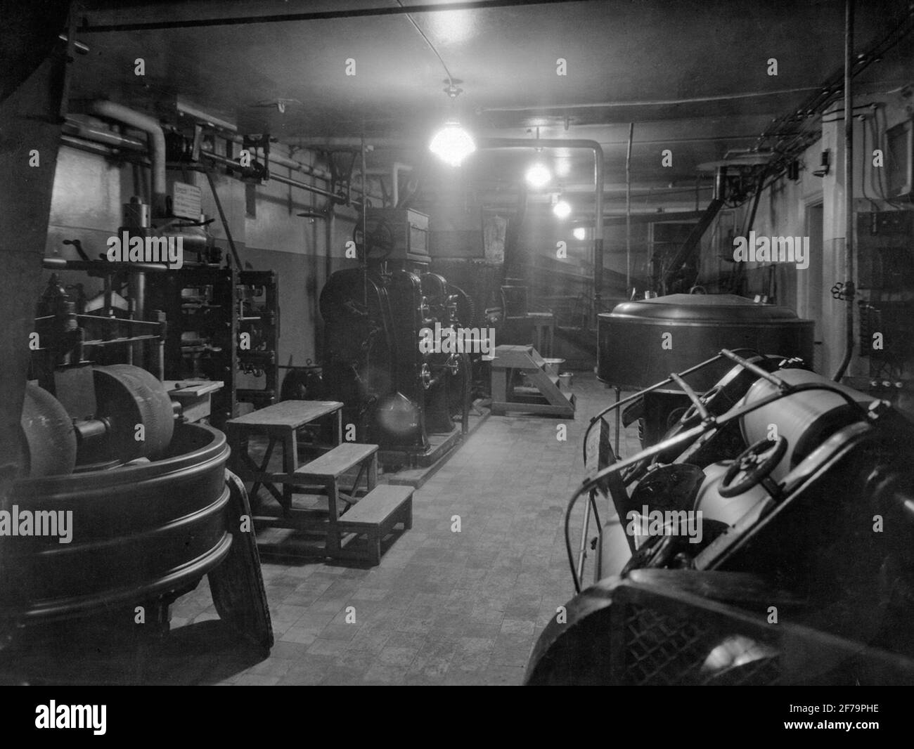 Elektrische Beleuchtung im Allgemeinen. Holophan. Industriebeleuchtung. Stockfoto