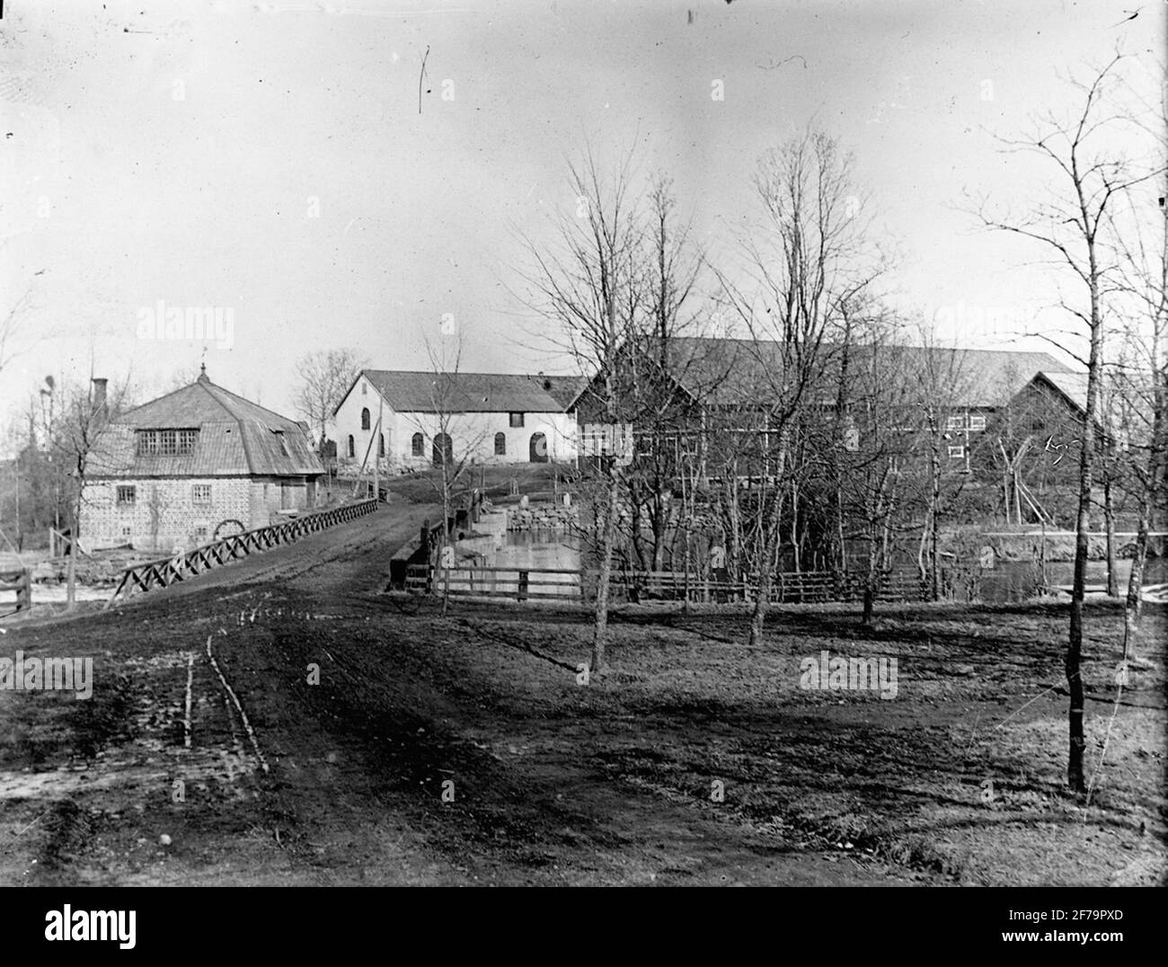 Wesslands Mühlen um 1909. Die Schmiede befand sich links von der Brücke. Die Mühle in ihrem ursprünglichen Zustand, das Dach möglicherweise in den 1890er Jahren umgebaut. Der Hochofen befand sich auf der anderen Seite der Brücke nach >> rechts, wo auf dem Bild ein Kai errichtet wurde. Der Ort wurde aufgefüllt und teilweise mit dem Holzhaus gebaut, das um 1904 gebaut wurde.das Weiße Haus im Fonds ist ein altes Kohlenstoffhaus aus Schlacke in Ton, seit den 1870er Jahren an Pferdeställe eingerichtet, für die es noch genutzt wurde. Das Gebäude ganz rechts ist ein ehemaliger Rost Ofen. Stockfoto