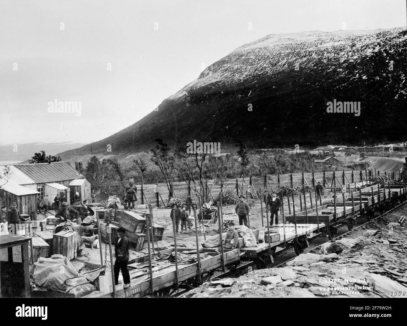 Das Angebot des schwedischen Tourismusverbandes in Raapsjokk. In der hinteren Abdeckung Berg Nu Öl. 'Der Blick wird in Richtung S.K. genommen Der Lapport, der nicht zu erkennen ist, da er zu der Zeit unachtsam im Schnee und Nebel war'. Stockfoto