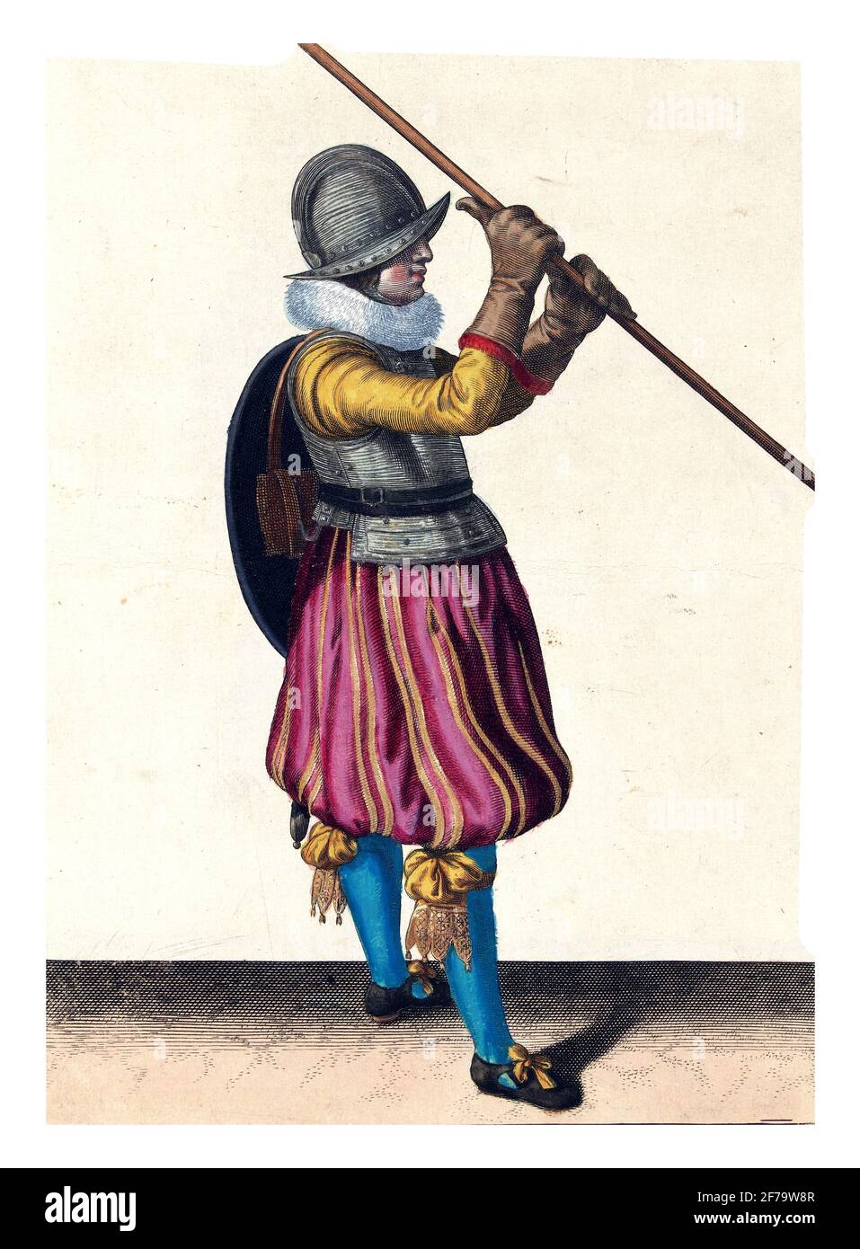 Die Übung mit Schild und Speer: Der Soldat im Profil mit dem in beiden Händen angewinkelten Spieß und Schild auf dem Rücken, 1618, Vintage-Gravur. Stockfoto