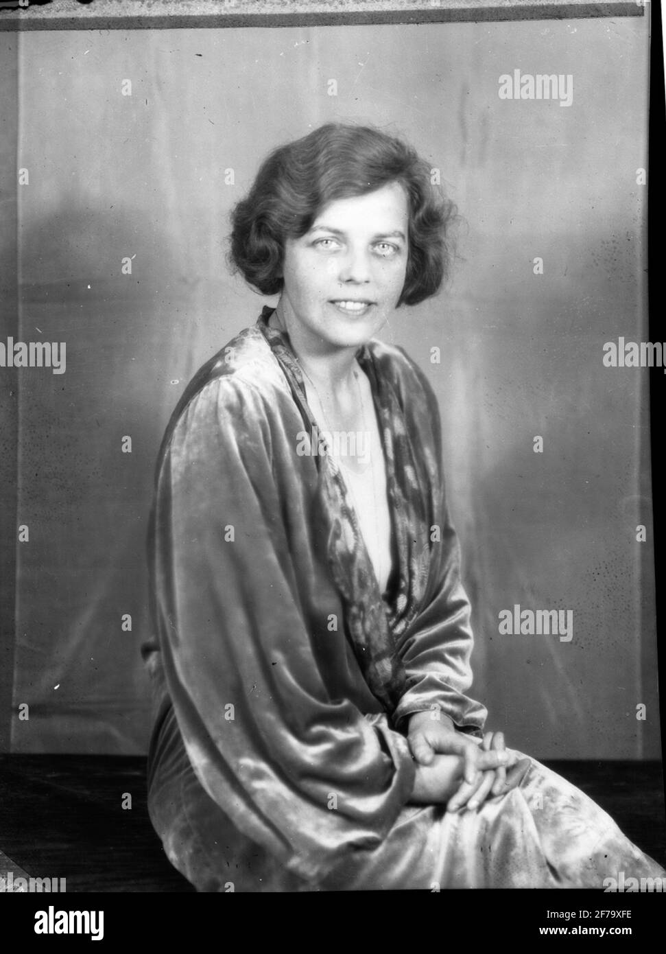 Glasnegativ, Porträt einer jungen Frau.Filmblock und entwickelte Filme für 'Amaco' Tri-Color-Filmfotografie. Stockfoto Glasnegativ, Porträt einer jungen Frau.Filmblock und entwickelte Filme für 'Amaco' Tri-Color-Filmfotografie. Stockfoto