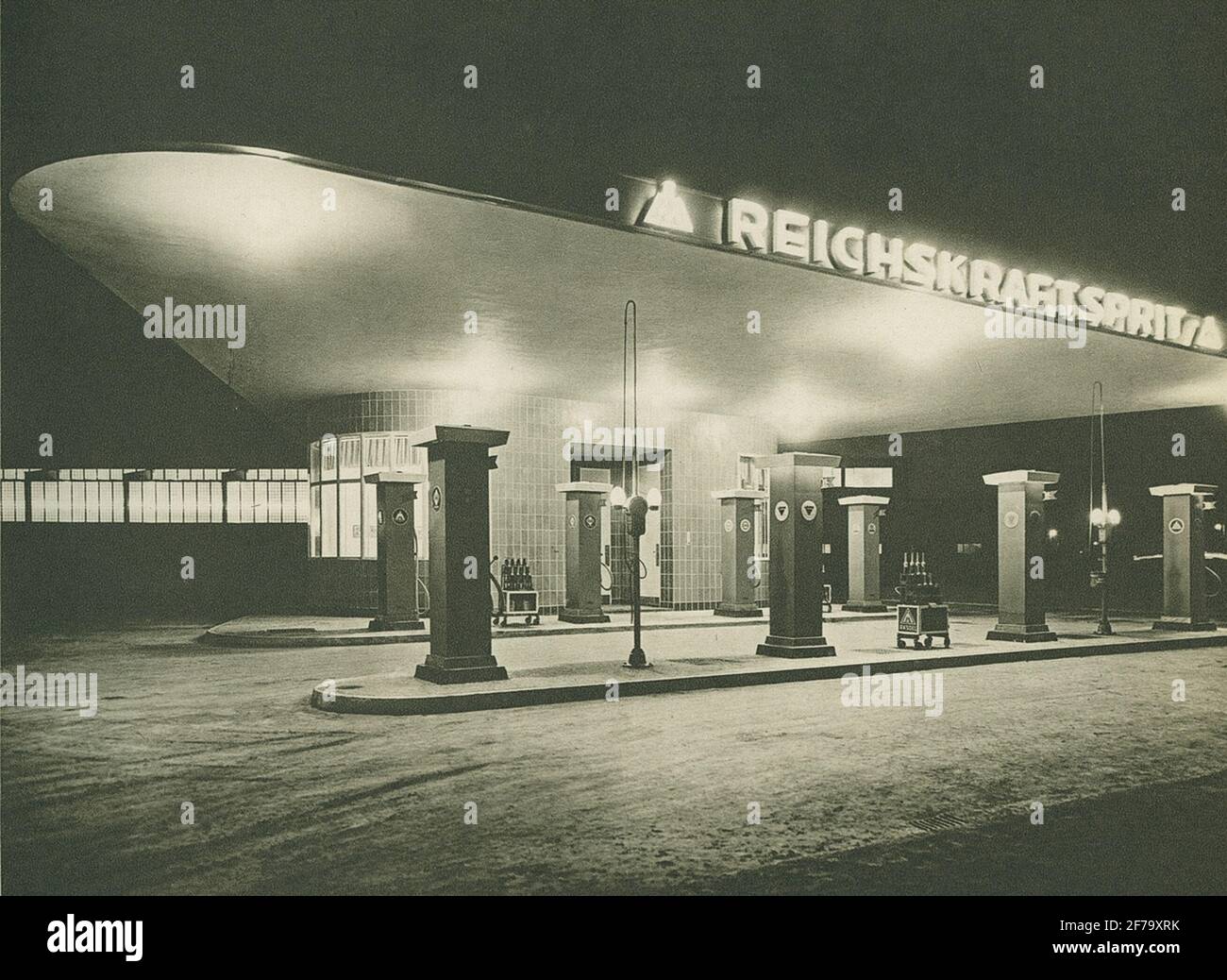 Tankstellen ', RKS Tankstellen am Funkturm, Berlin', Deckenplan Spiegelleuchten Dor 2 '.bild ur Boken' Zeiss Spiegellicht System Zeiss-Wiscott in der Architektur: Eine Sammlung von Beleuchtungssystemen '. Boken GAVS UT AV Berlin-Zehlendorf: Zeiss Ikon AG, Goerzwerk , 1937. Stockfoto