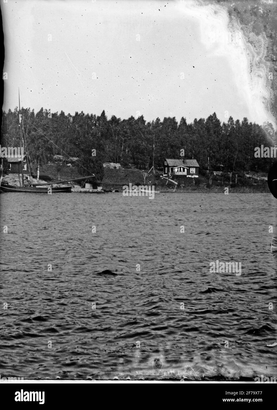 Glasnegativ, Foto eines kleinen Hauses neben dem Wald am Wasser. 'Fotos mit selbstgemachter Kamera (Brillen (unklar, evtl. Brillenschleifen)) über 1894 von G W Cronquist'. Stockfoto