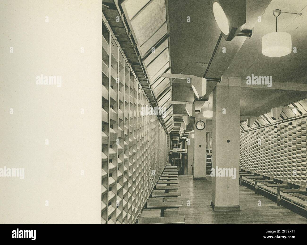 Linienverteilerraum ',' Postamt N 4, Belin, Deutsche Reichmpost, Planung der Spiegelleuchten JPL 3, Sortierblöcke '. Image ur Boken' Zeiss Spiegellicht System Zeiss-Wiscott in der Architektur: Eine Sammlung von Beleuchtungssystemen '. Boken GAVS UT AV Berlin-Zehlendorf: Zeiss Icon AG, Goerzwerk, 1937. Stockfoto