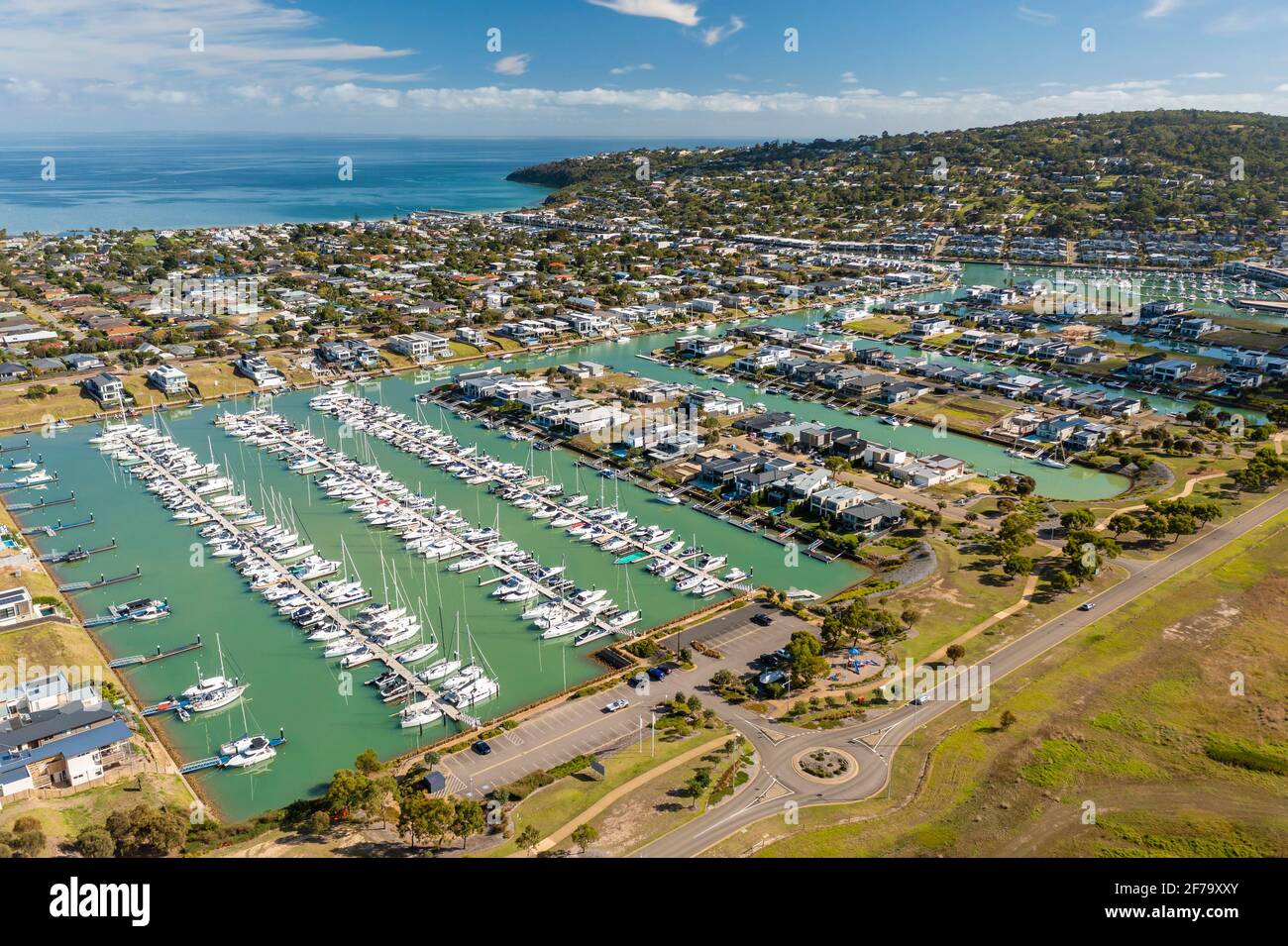 Luftaufnahme von Häusern am Wasser in Melbourne in Australien Stockfoto