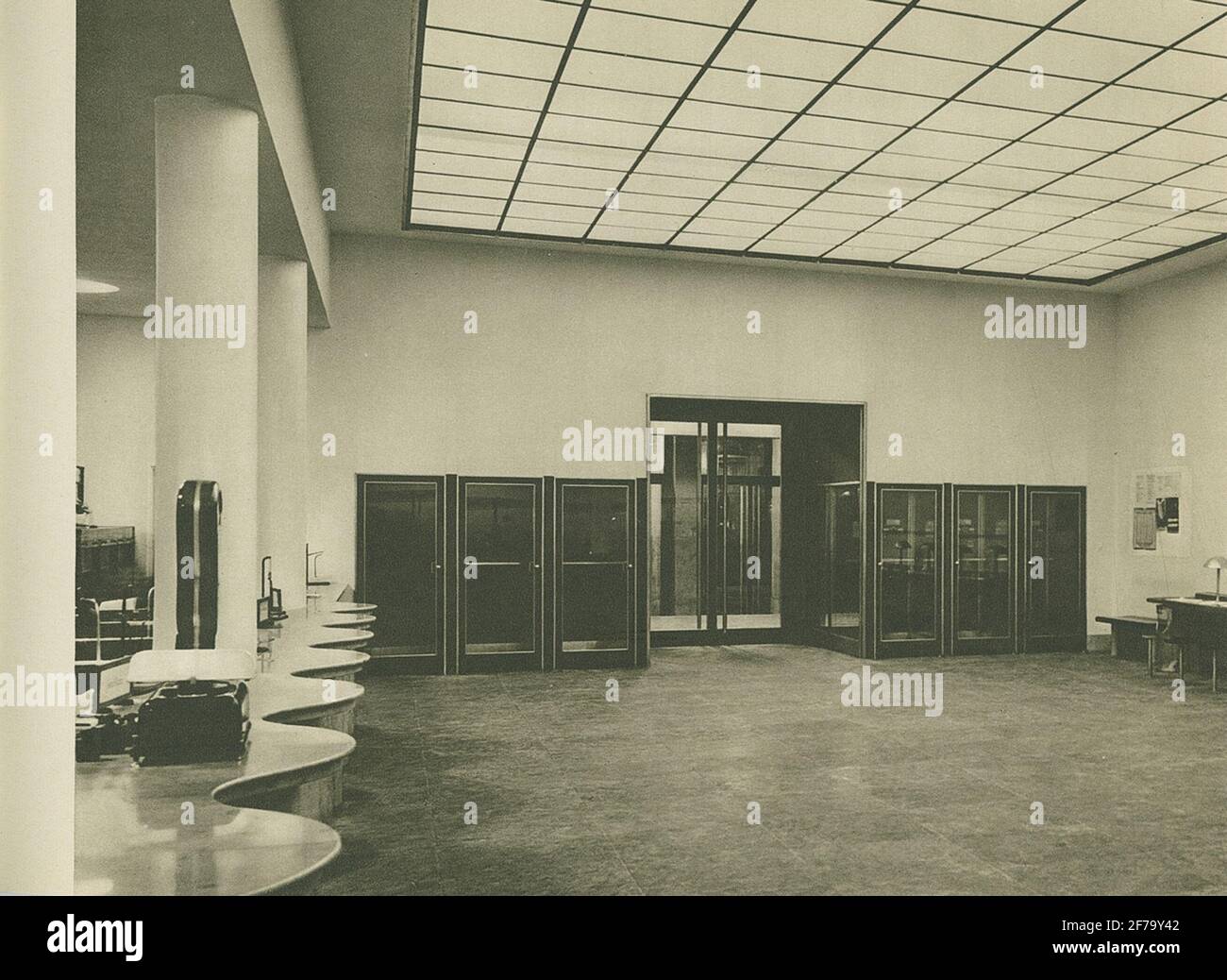 Schalterhalle ',' Postamt N 4, Berlin, Reichspost, 72 Zonen Spiegellampen J 240 g bis 200 Watt '. Image ur Boken' Zeiss Spiegellicht System Zeiss-Wiscott in der Architektur: Eine Sammlung von Beleuchtungssystemen '. Boken GAVS UT AV Berlin-Zehlendorf : Zeiss Ikon AG, Goerzwerk, 1937. Stockfoto