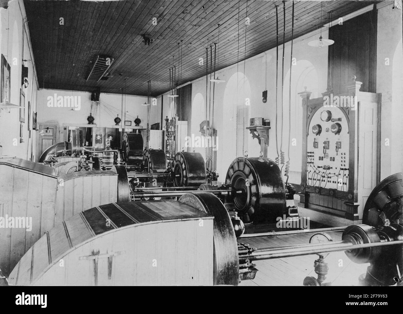 Innenraum des ersten 3-Phasen-Kraftwerks Schwedens 1893 nach der Installation des Generators 5 für die Beleuchtung. Es waren 150 ps und 1-phasig. Vom Generator 5 führen nur zwei Leiter zum Dach. Errichtet von ASEA. Stockfoto