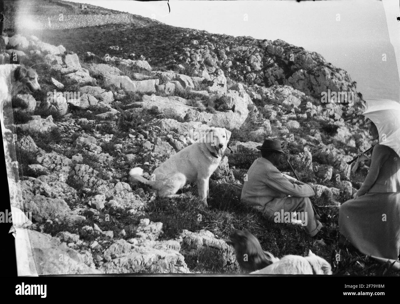 Die Bilder von Königin Victoria. Ein Mann, Schulter Munthe? Und eine Frau mit Hund auf einem Berg in 'Torrediguardia'. Stockfoto