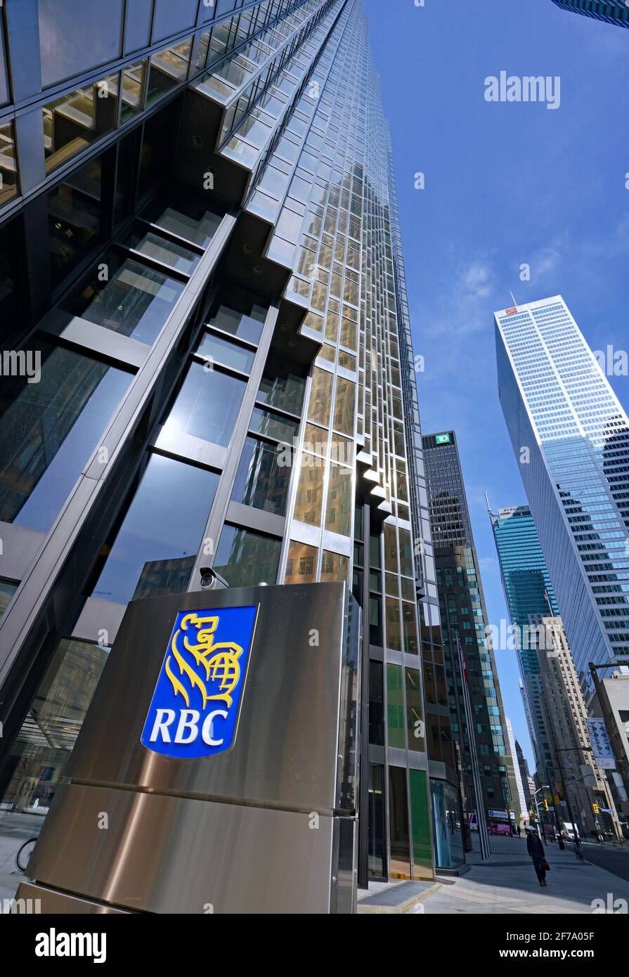 Toronto, Kanada - 5. April 2021: Weitwinkelansicht der Bay Street im Finanzdistrikt von Toronto mit Sitz der größten Banken Kanadas. Stockfoto