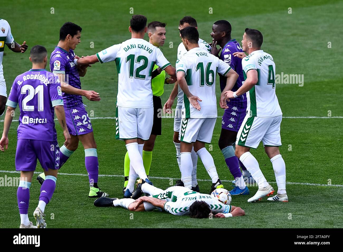 ELCHE, SPANIEN - APRIL 4: Schiedsrichter Adrian Cordero Vega, Gonzalo Verdu von Elche CF, Fidel von Elche CF und William Carvalho von Real Betis sind im Gespräch Stockfoto