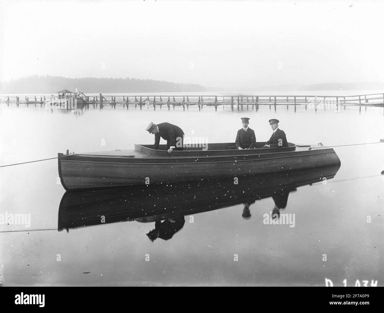 Drei Männer in Motorbooten in Värtan, die wahrscheinlich in der Automobilfabrik von Gustaf LM Ericsson gebaut wurden. Stockfoto