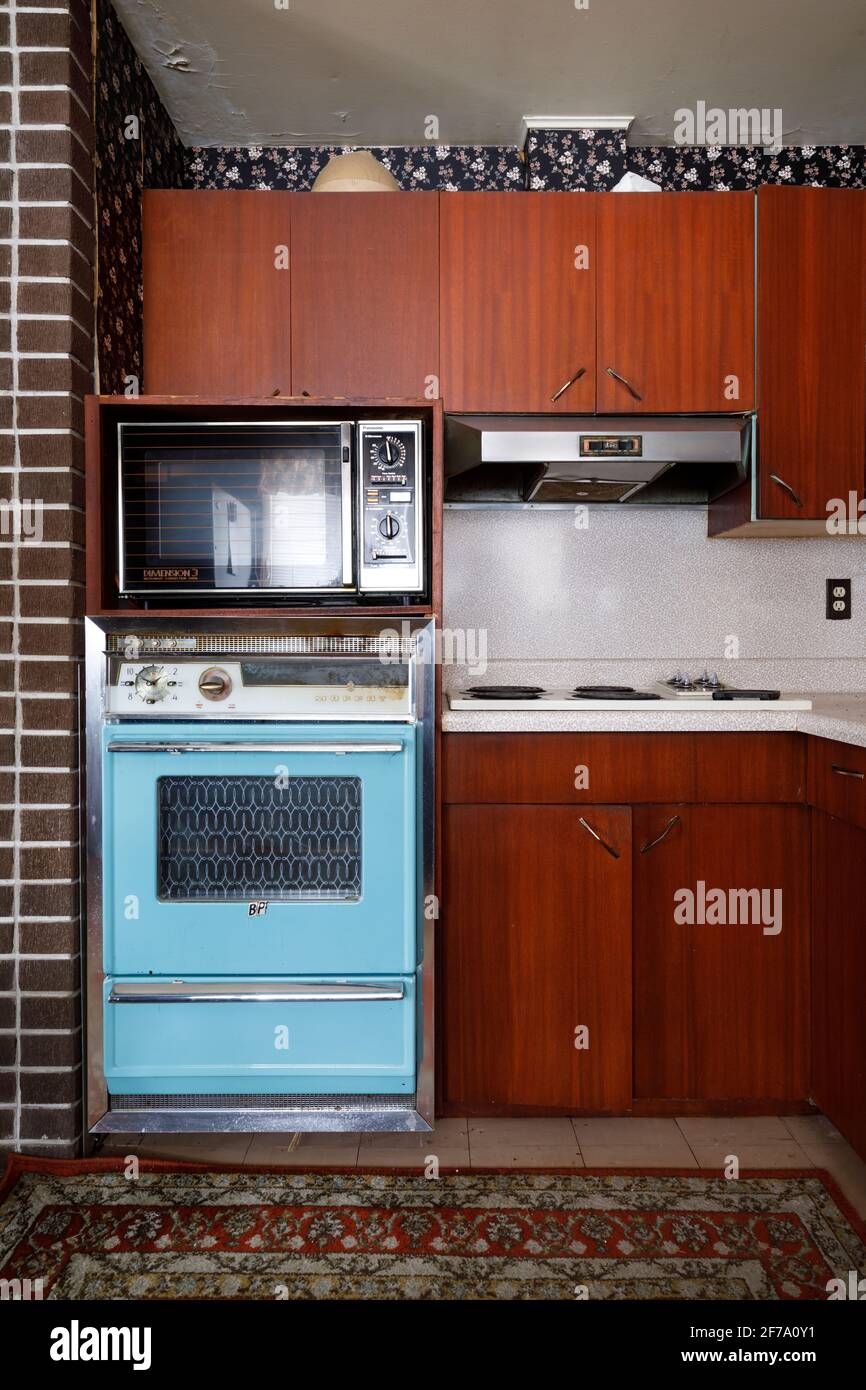Ein Wandofen aus den 1960er Jahren mit Moffat 69 und ein Panasonic Dimension 3 mit Mikrowelle/Konvektion aus den 1980er Jahren in einer Retro-Küche. Stockfoto