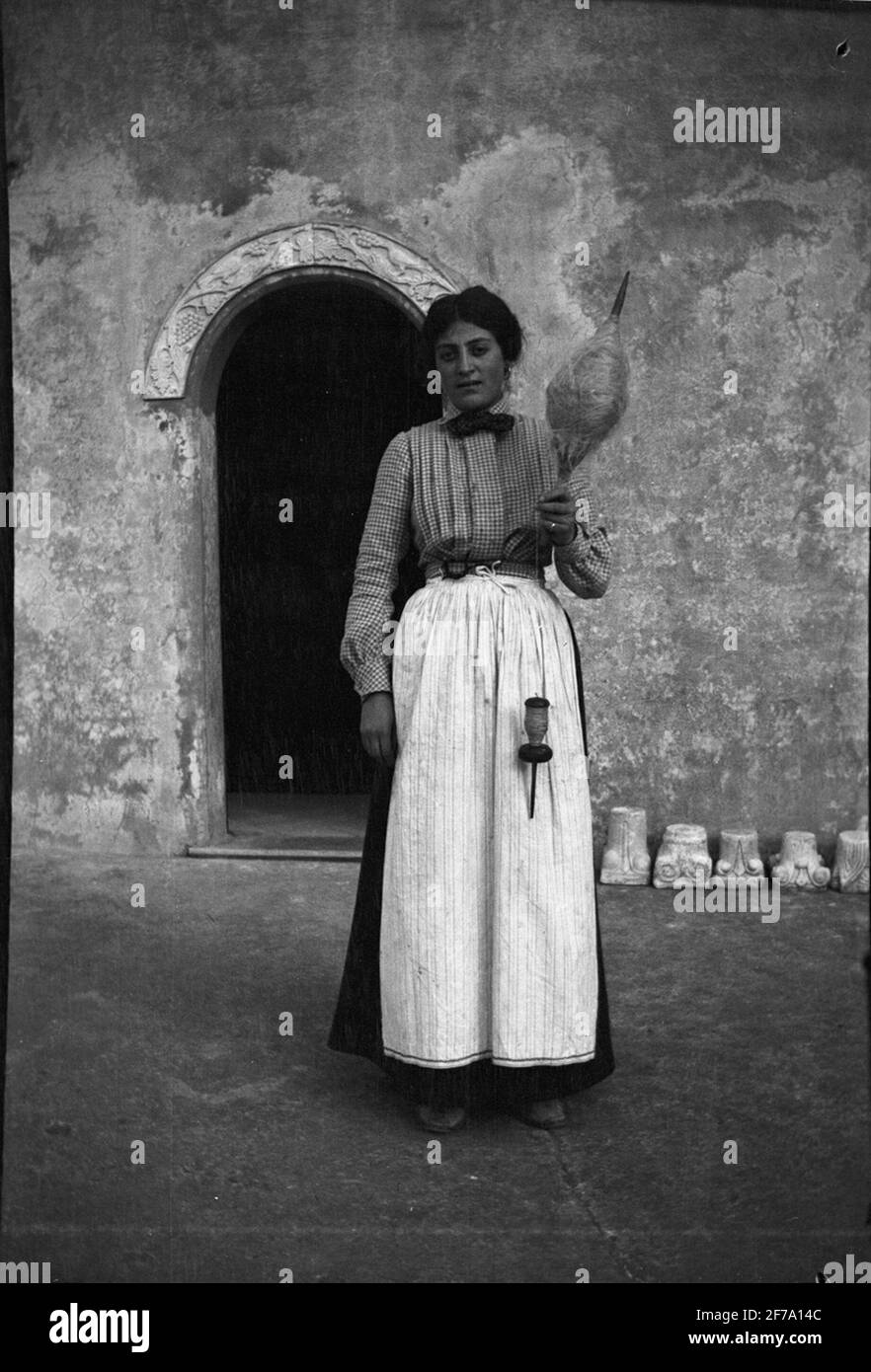 Queen Victoria Bilder. Frau mit gesponnenen Faden auf Spolle in der Hand. Stockfoto