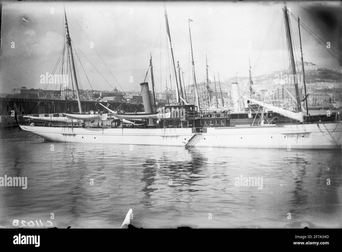 Die Bilder von Königin Victoria. Schiff am Kai. Stockfoto