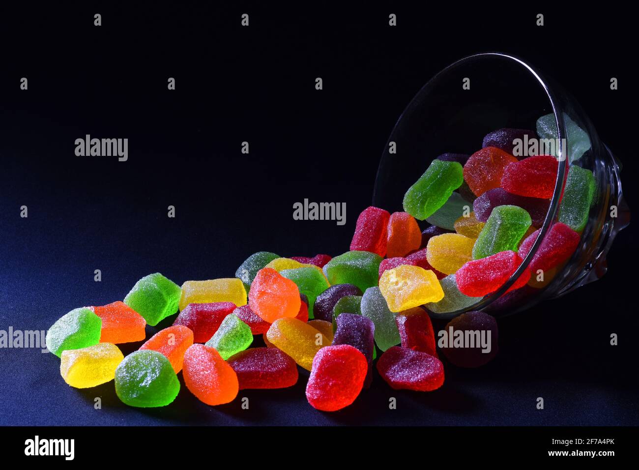 Gummy Bonbons vor dunklem Hintergrund Stockfoto