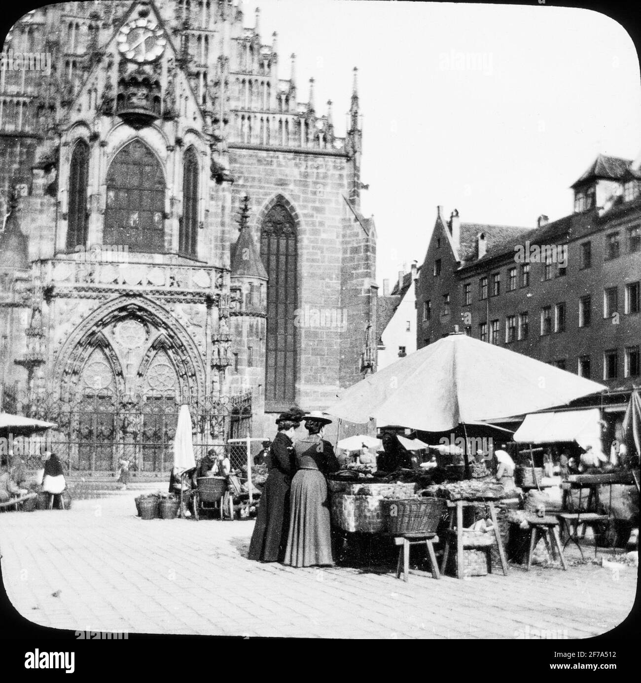 SkiopT-Ikonbild mit Marktmotiven auf dem Platz vor der Frauenkirche in Nürnberg. Das Bild wurde in Karton mit der Aufschrift: Nürnberg VI. Gespeichert 1901. Text auf Bild: 'Am Hauptmarkt Stockfoto