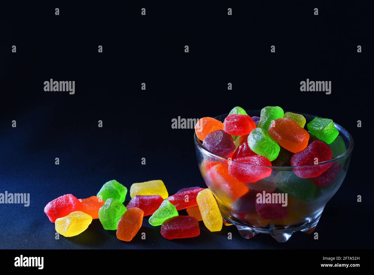 Gummy Bonbons vor dunklem Hintergrund Stockfoto