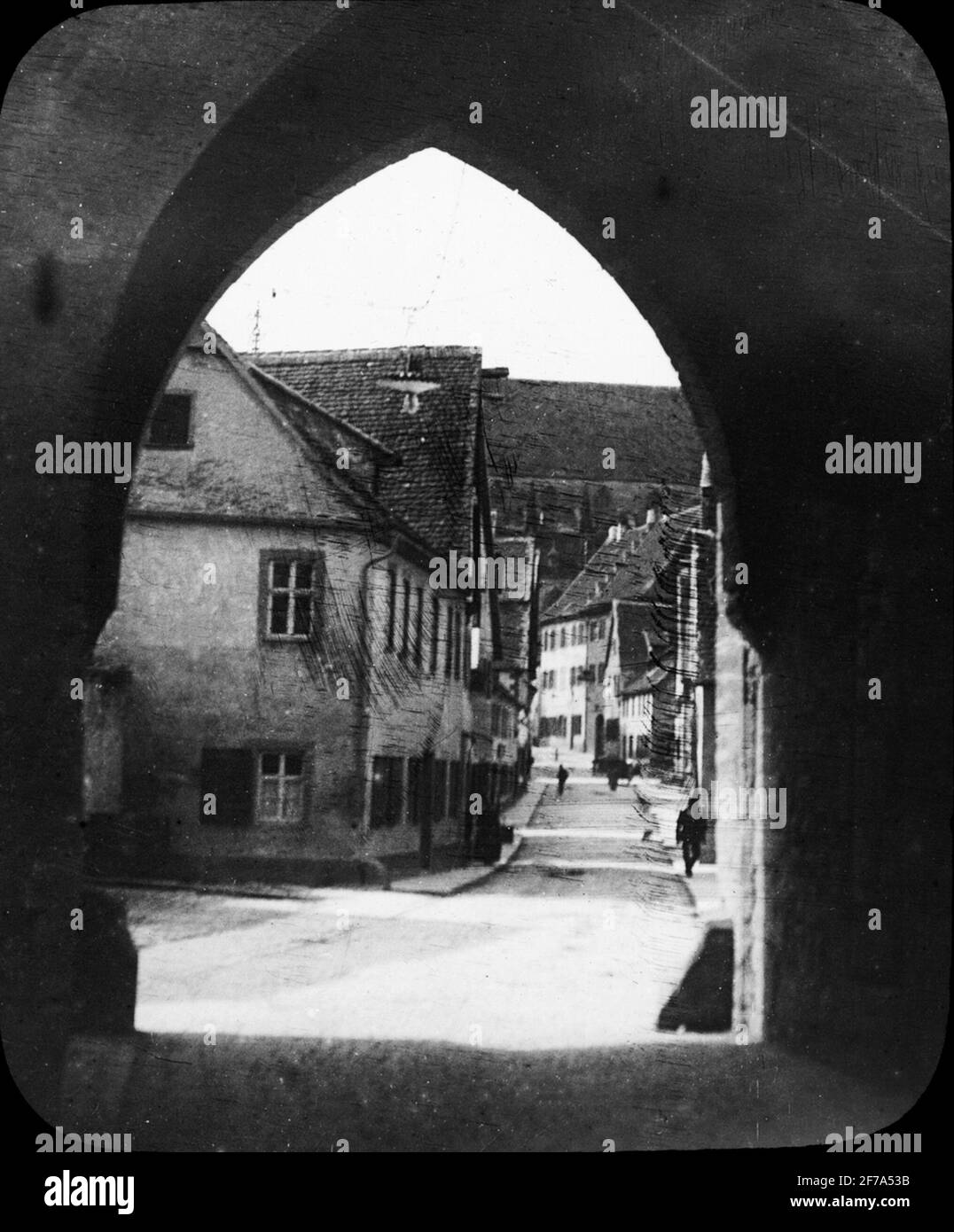 Skioptisches Bild mit Motiven aus Rothenburg. Blick in die Stadt durch den Hafen.das Bild wurde in Karton mit der Aufschrift: Rothenburg III. Gespeichert 1901. 9. Text auf Bild: 'Klingstrasle Stockfoto