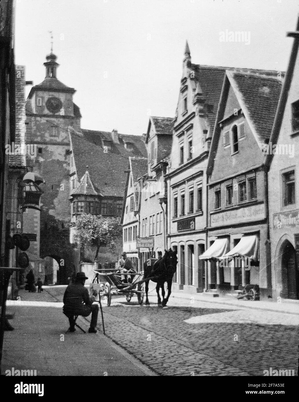 Skiopticon-Bild mit Motiven von Mann mit Pferd und Kutsche auf der Straße in Rothenburg.das Bild wurde in Karton mit der Aufschrift: Rothenburg III. Gespeichert 1901. 9. Stockfoto