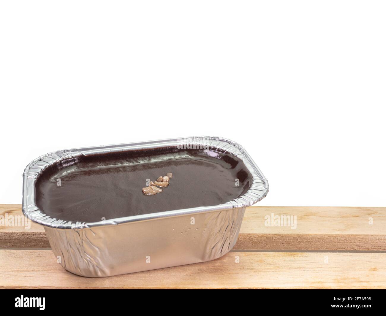 Chocolate Fudge Cake, eine Nahaufnahme von hausgemachtem Mousse Brownie-Kuchen in Aluminiumfolie Tasse isoliert auf weißem Hintergrund. Stockfoto