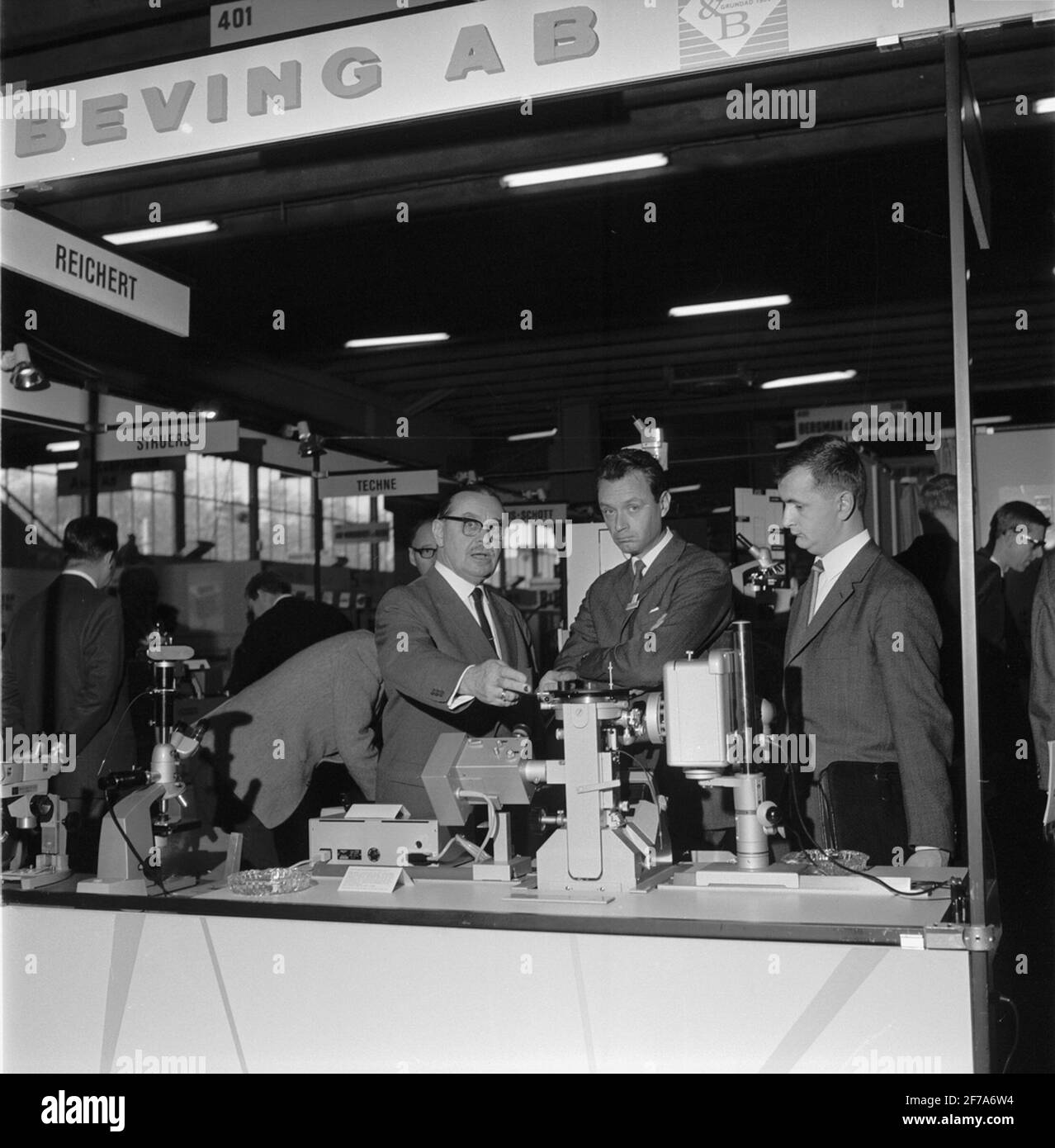 Männer auf der im-Messe? Ansicht aller Mikroskope. Stockfoto