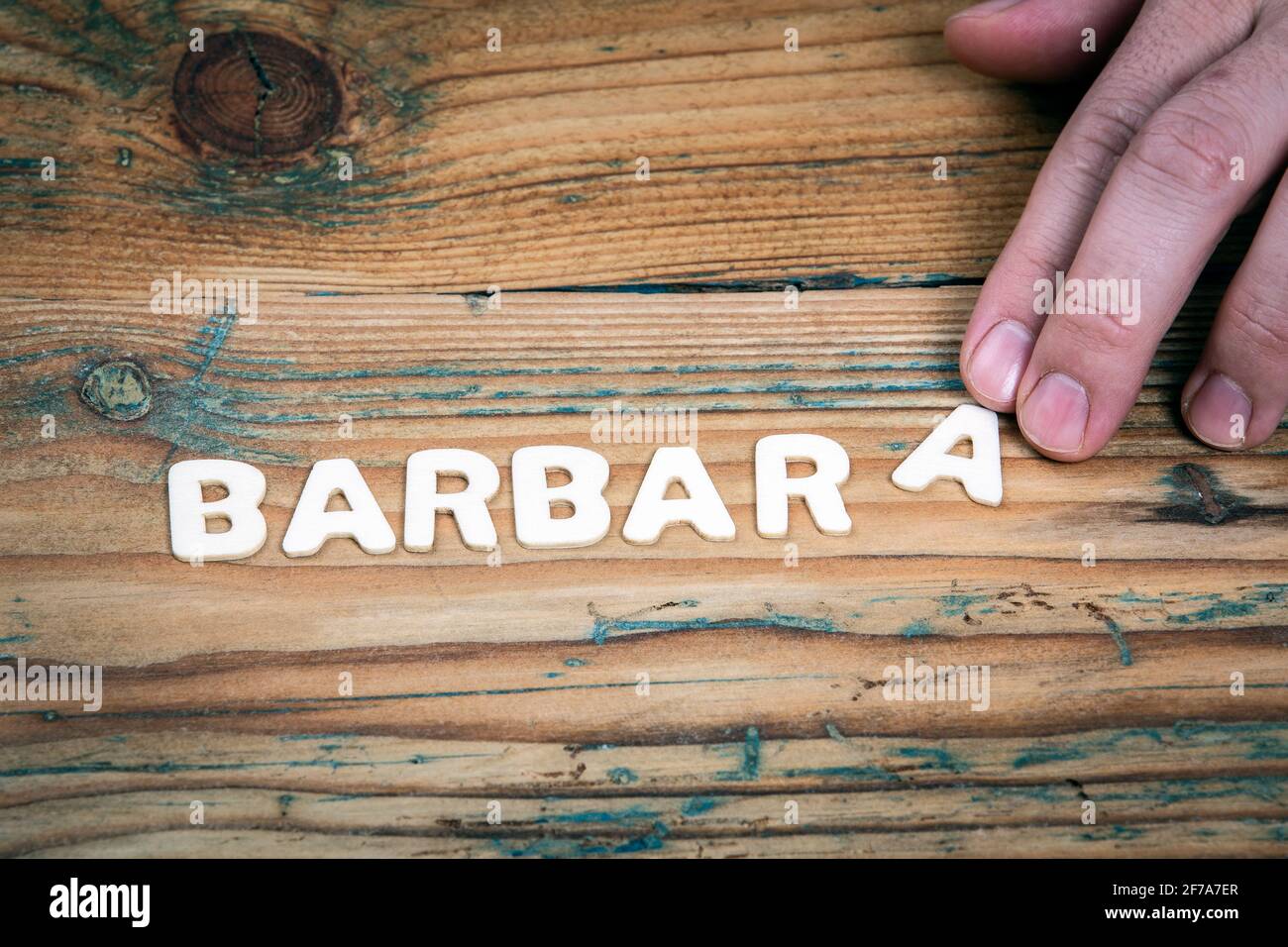 BARBARA. Name der Frauen und Mädchen. Weiße Buchstaben des Alphabets auf einem hölzernen Hintergrund Stockfoto