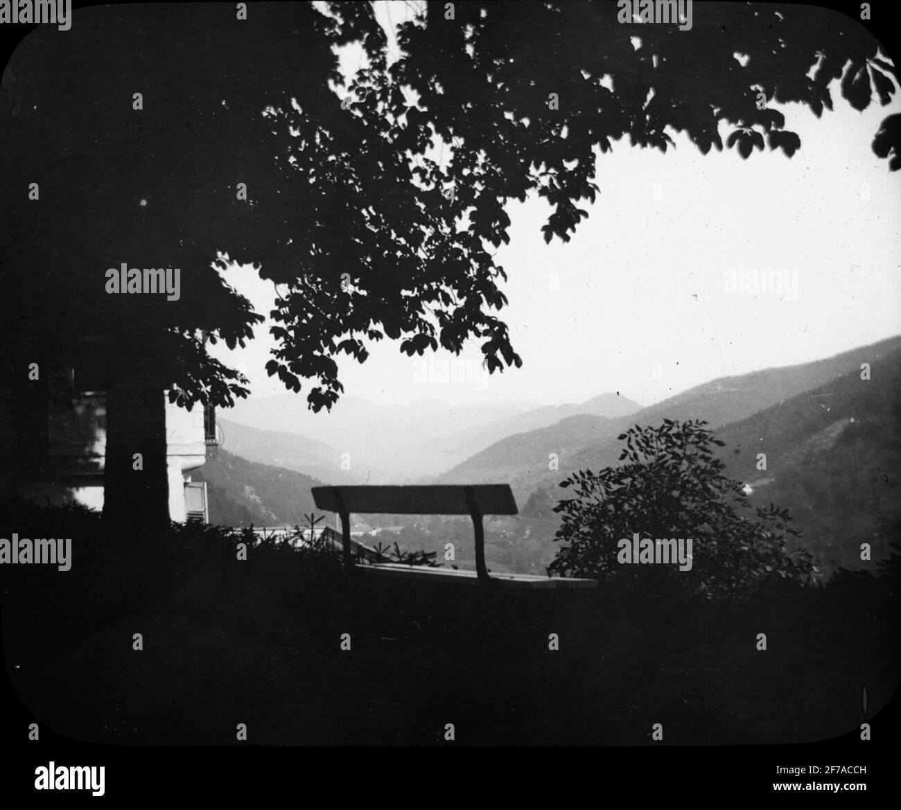 Skioptisches Bild mit Motiven von Bank by View, Hornberg. Das Bild wurde in Karton gespeichert, der beschriftet ist: The Journey in 1908. Hornberg. Stockfoto