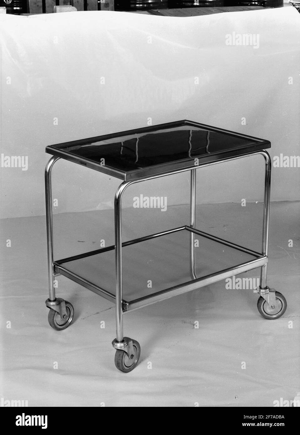 Servingsvagn. >> Stockfoto