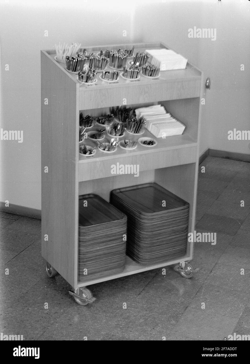 Servingsvagn. >> Stockfoto