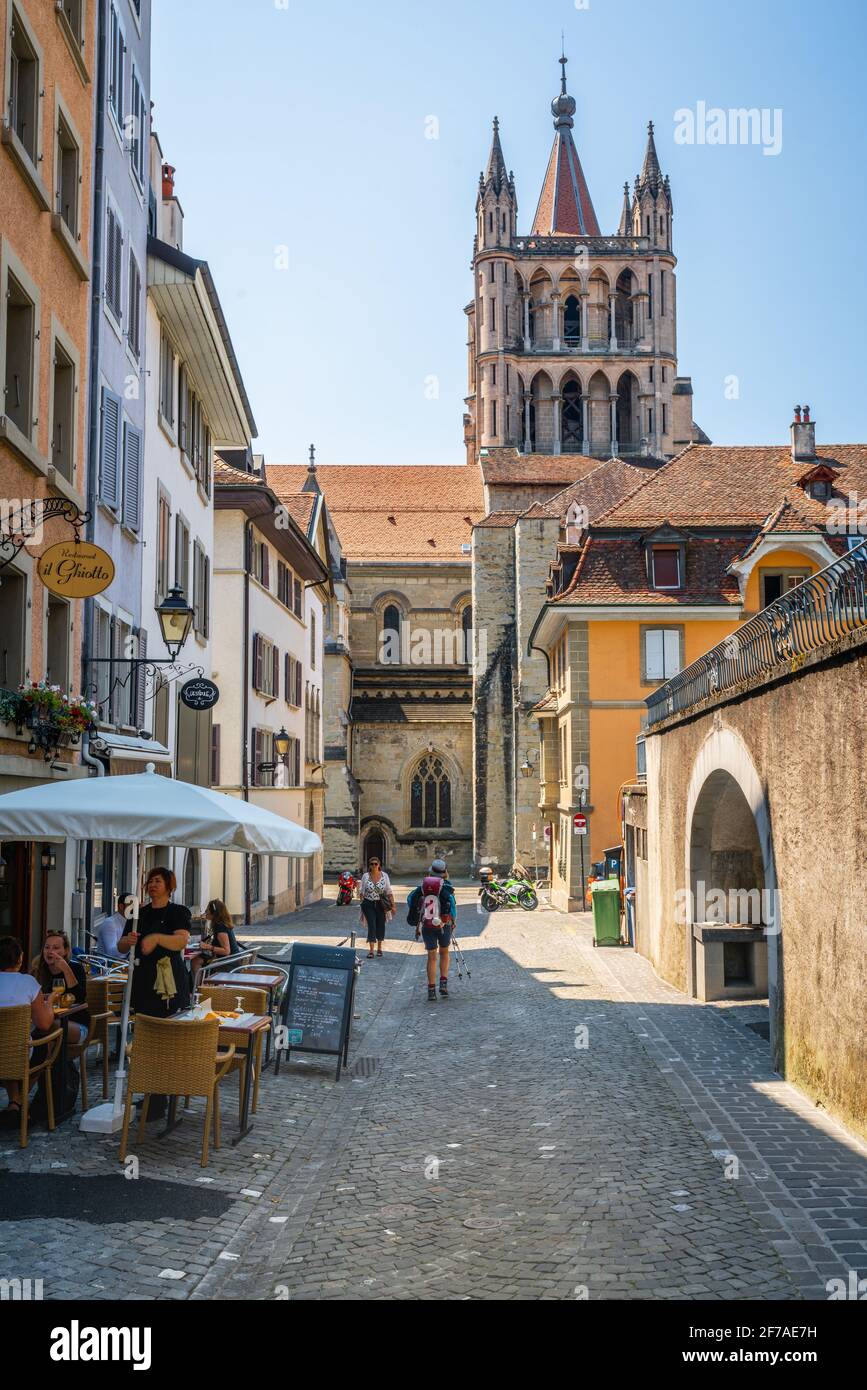 Lausanne Schweiz , 25 Juni 2020 : Vertikale Ansicht der Altstadt von Lausanne mit Restaurantterrasse und Notre Dame Kathedrale im Hintergrund in Laus Stockfoto