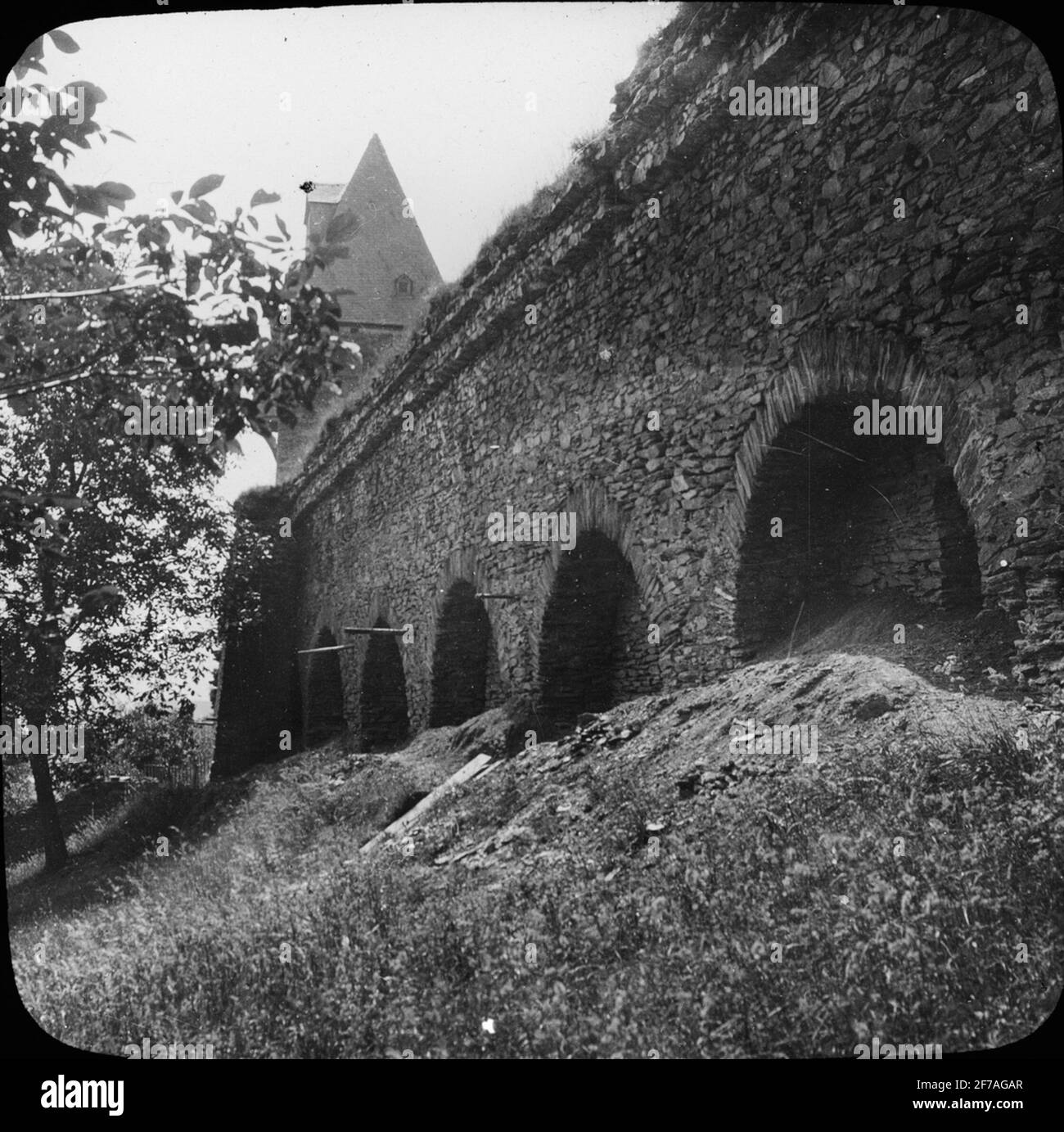 Skioptik-Ikone mit Motiv Vorg in Oberwesel. Burg Stahleck? Das Bild wurde in Karton mit der Aufschrift: The Journey in 1904 gelagert. Oberwesel II Stockfoto
