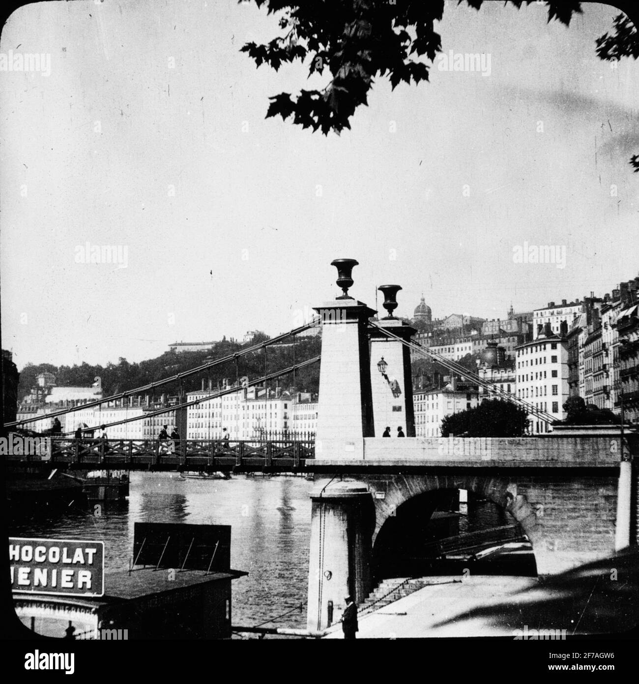 Skioppty-Bild mit Motiven der Brücke über den Fluss Saône, Lyon.das Bild wurde in Karton mit der Aufschrift: Höstesan 1907 gespeichert. Lyon 5. Vienne 2. Nein 1. Stockfoto