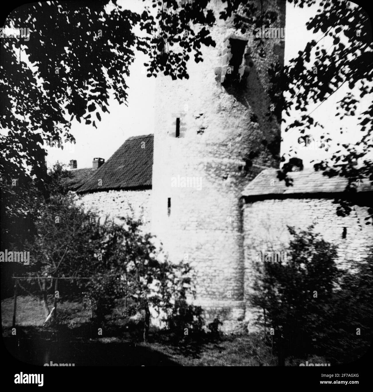 Skioppty-Bild mit Motiven von Türmen in der Stadtmauer, Einbeck.das Bild wurde in Karton gespeichert und trägt die Aufschrift: Spring Travel 1909. Hildensheim 4. Einbeck 5. VII Stockfoto