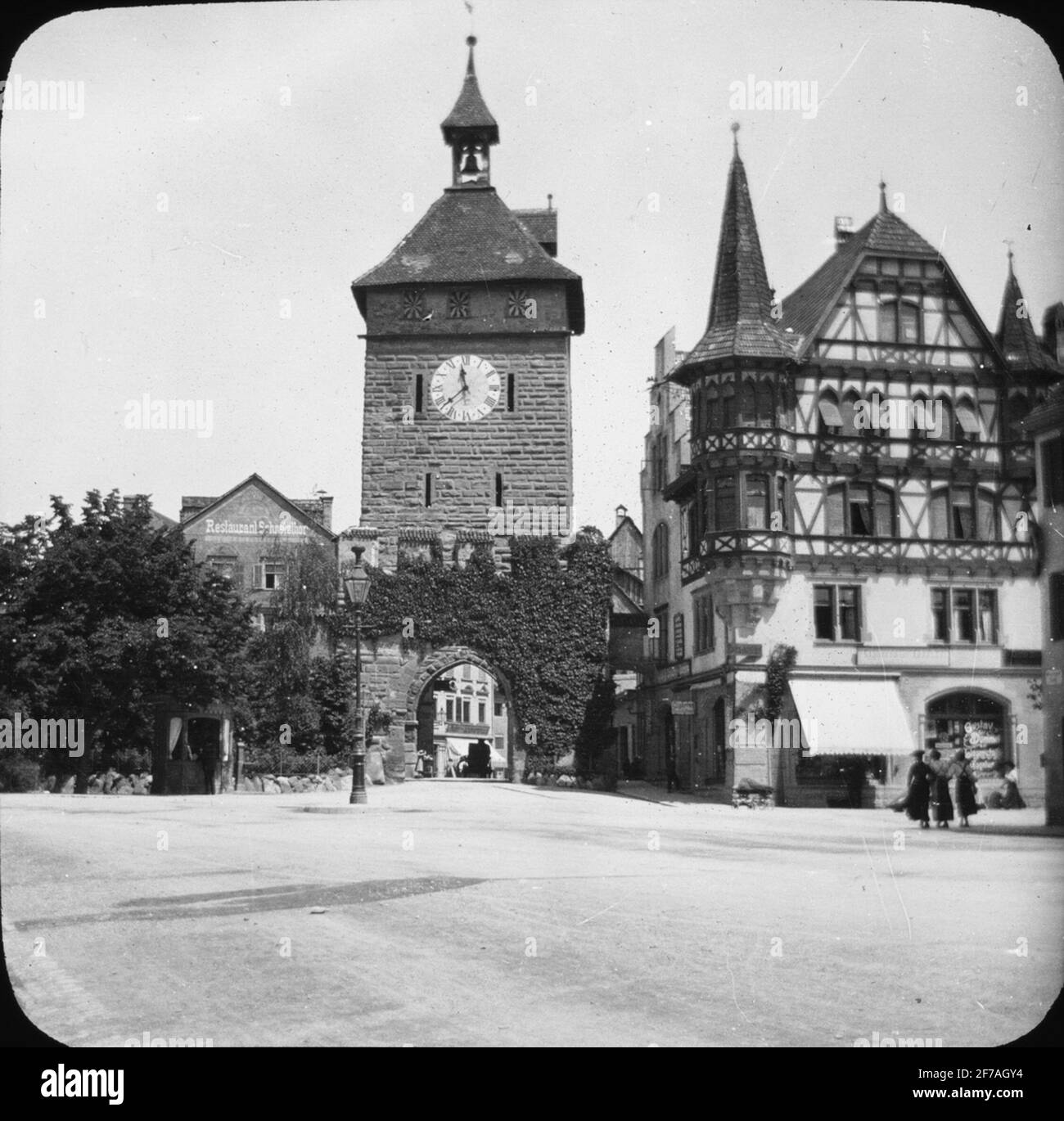 Skioptykonform mit Motiven des Schnnztorturms in der Stadtmauer, Konstanz. Das Bild wurde in Karton gespeichert, der beschriftet ist: The Journey in 1906. Konstanz. 6. Stockfoto