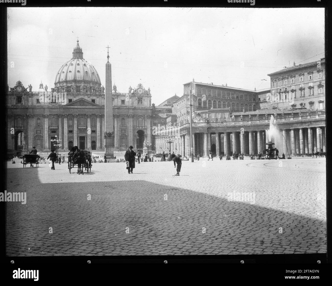 Skiopticon-Bild aus der Abteilung für Fotografie am Royal Institute of Technology. Motivus mit Darstellung des Petersdoms (Basilica di San Pietro di Vaticano) in der Vatikanstadt. Das Bild wurde wahrscheinlich von John Hertzberg während einer Europareise aufgenommen. Stockfoto