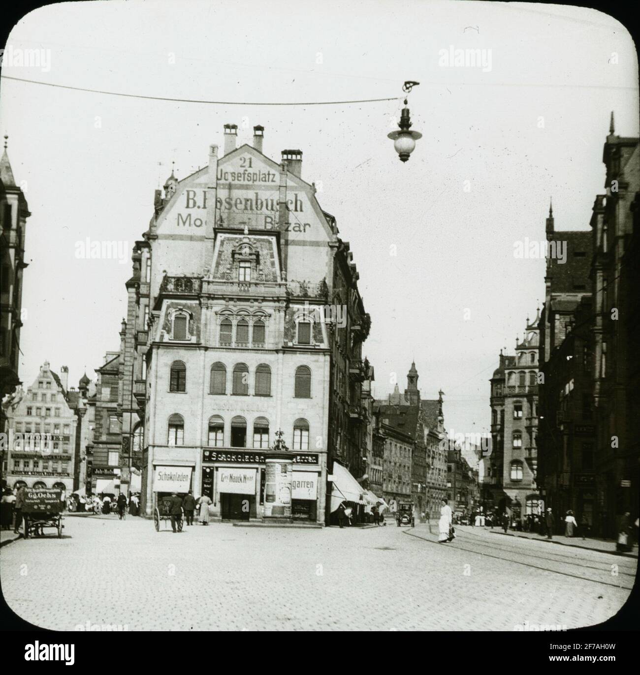 Skiopticone-Bild mit Motiven des Platzes in Nürnberg. Josephsplatz 21. Das  Bild wurde in Karton mit der Aufschrift Spring Travel 1910 Nürnberg 9  aufbewahrt. XV Stockfotografie - Alamy